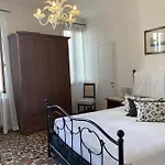 Al Teatro With Canal View Bed & Breakfast Venice