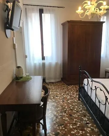 Al Teatro With Canal View Frühstückspension Venedig