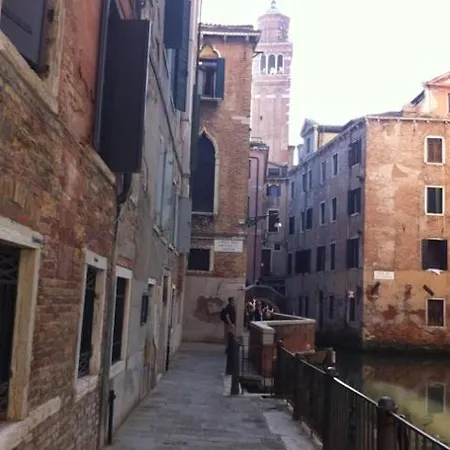 Al Teatro With Canal View Couette-café