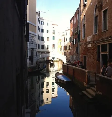 Al Teatro With Canal View Bed and breakfast