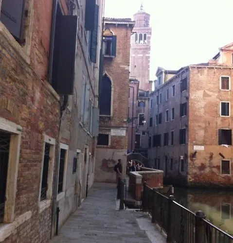 Al Teatro With Canal View Bed and breakfast