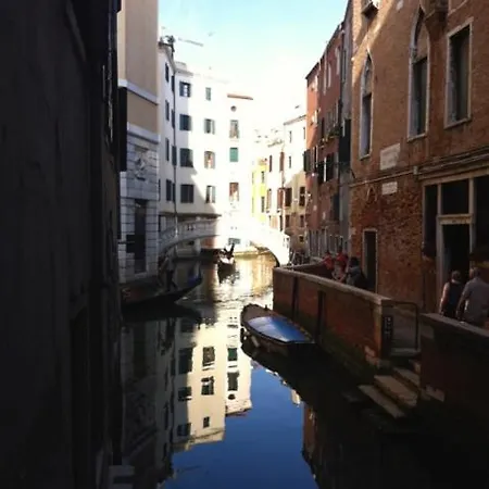 Al Teatro With Canal View Bed and breakfast