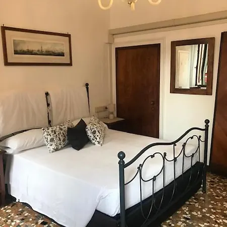 Oda ve Kahvaltı Al Teatro With Canal View Venedik