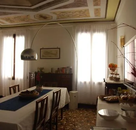 Al Teatro With Canal View Bed and Breakfast