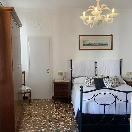 Bed & Breakfast Al Teatro With Canal View Venedig