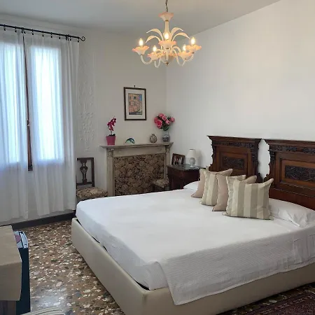 Al Teatro With Canal View Venedik