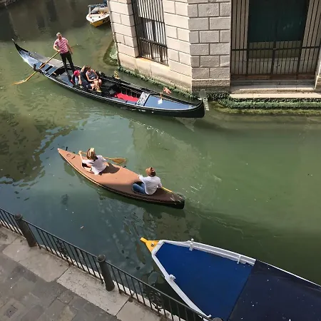 Oda ve Kahvaltı Al Teatro With Canal View Venedik
