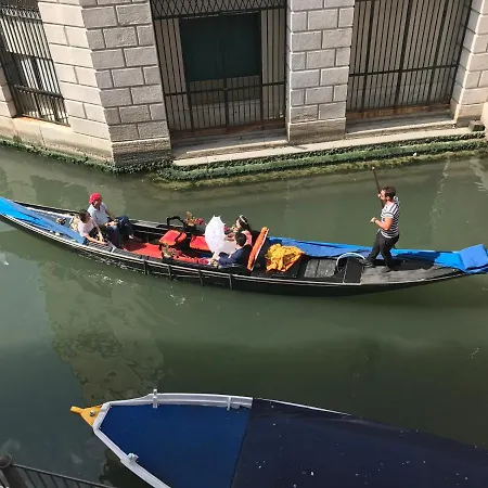 Oda ve Kahvaltı Al Teatro With Canal View Venedik