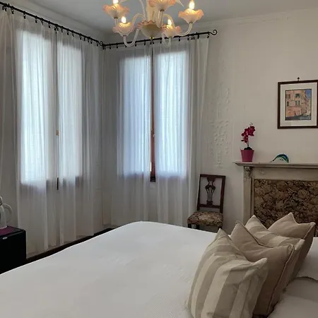 Al Teatro With Canal View 4* Venedik