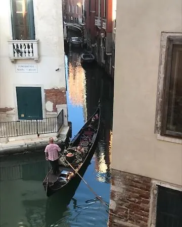 Al Teatro With Canal View Oda ve Kahvaltı Venedik