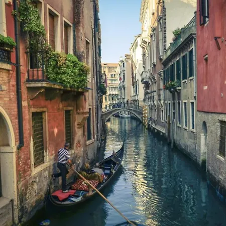 Oda ve Kahvaltı Al Teatro With Canal View 4*